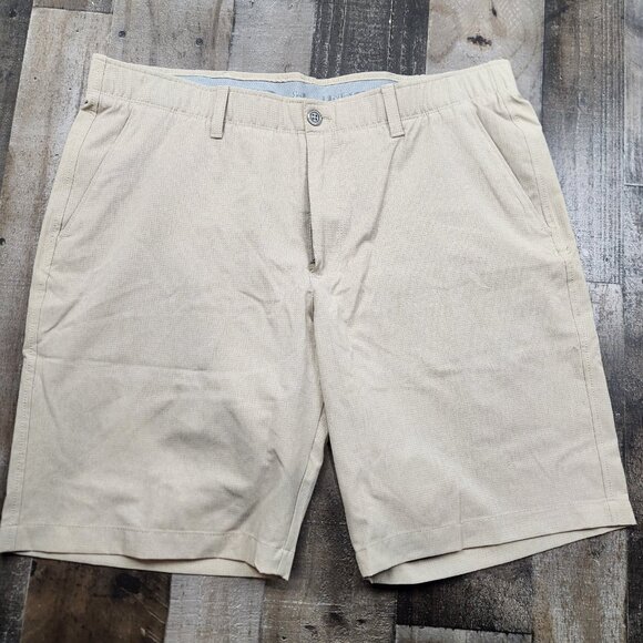 Mens Under Armour size 40 Vented Beige Loose Heat Gear Flat Front Golf Shorts - Picture 1 of 9